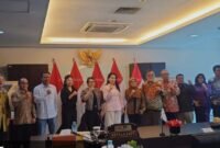Gubernur Maluku Utara, Sherly Tjoanda Laos didampingi Kepala Dinas PUPR Risman Irianto dan Kepala BPBJ Malut, Hairil Hi. Hukum usai pertemuan dengan Kepala LKPP RI. || dok : PUPR Malut