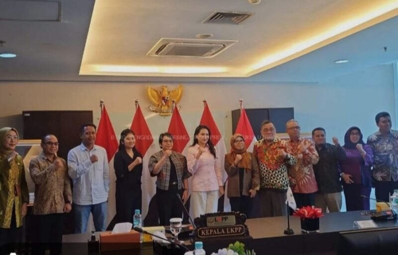 Gubernur Maluku Utara, Sherly Tjoanda Laos didampingi Kepala Dinas PUPR Risman Irianto dan Kepala BPBJ Malut, Hairil Hi. Hukum usai pertemuan dengan Kepala LKPP RI. || dok : PUPR Malut