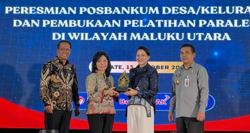 Gubernur Sherly Tjoanda menerima penghargaan dari Kementerian Hukum RI. || dok : Ilham/Kasedata