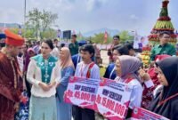 Sherly Tjoanda menyerahkan bantuan dana kepada wirausaha muda. || dok : Ilham/Kasedata