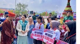 Sherly Tjoanda menyerahkan bantuan dana kepada wirausaha muda. || dok : Ilham/Kasedata