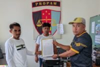 Korban Husen Hamid didampingi kuasa hukumnya resmi melaporkan oknum Bhabinkamtibmas di Polres Taliabu. || dok : Un/Kasedata