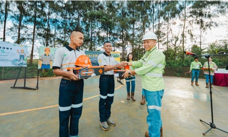 Younsel Evand Roos, Direktur Operasional Harita Nickel melakukan penyerahan seperangkat alat pelindung diri (APD) kepada peserta MTPP