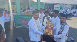 Kepala Kantor Kemenag Halsel, Saiful Djafar Arfah, saat memberikan sembako secara simbolis. (doc: Ridal/Kasedata)