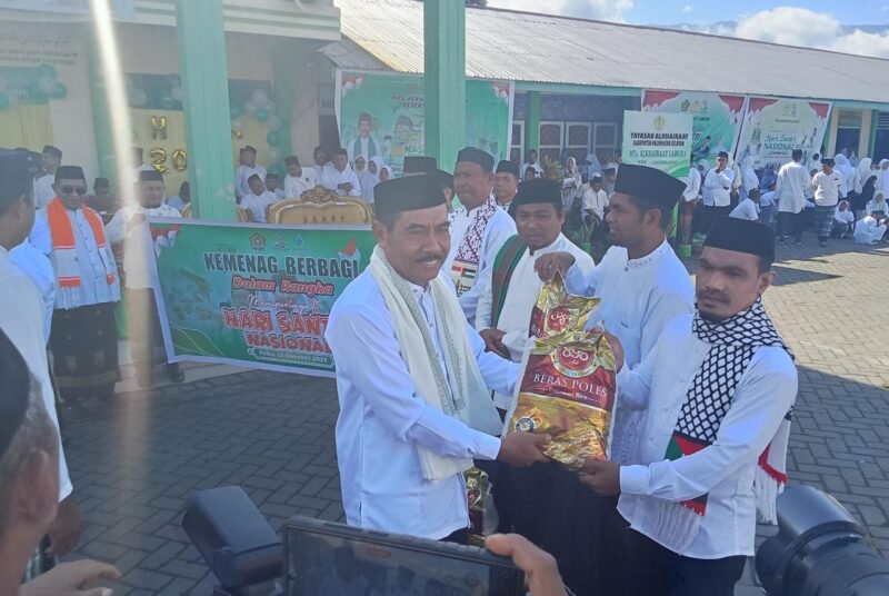 Kepala Kantor Kemenag Halsel, Saiful Djafar Arfah, saat memberikan sembako secara simbolis. (doc: Ridal/Kasedata)