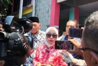 Wakil Menteri Koperasi Farida Farichah saat diwawancarai awak media [ dok : sukarsi/kasedata]