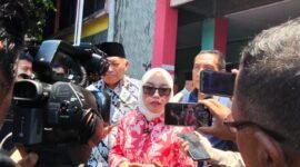Wakil Menteri Koperasi Farida Farichah saat diwawancarai awak media [ dok : sukarsi/kasedata]