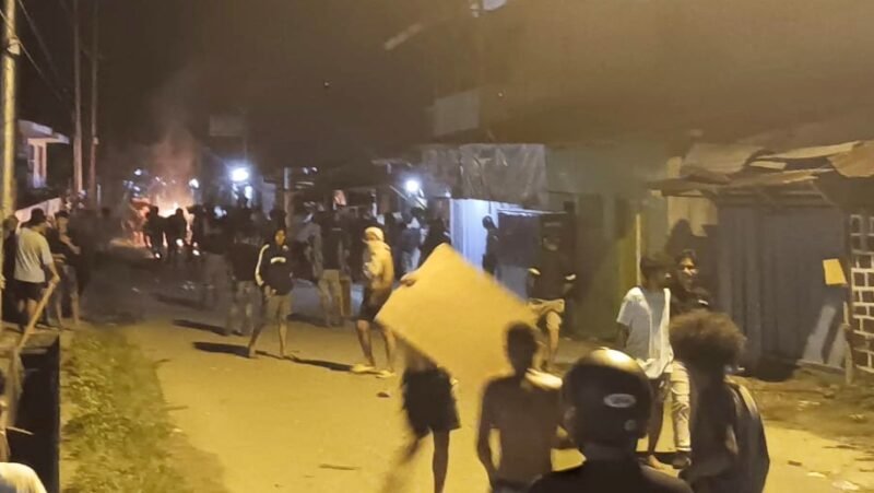 Suasana bentrokan yang melibatkan dua kelompok pemuda di halsel [dok : ridal/kasedata]