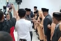 Jabat tangan dari Wali Kota Ternate usai prosesi pelantikan dan pengukuhan [dok : kasedata]