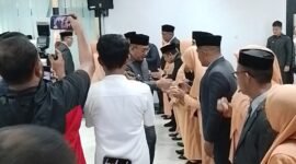 Jabat tangan dari Wali Kota Ternate usai prosesi pelantikan dan pengukuhan [dok : kasedata]