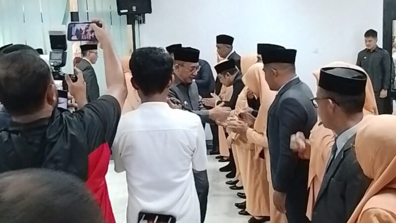 Jabat tangan dari Wali Kota Ternate usai prosesi pelantikan dan pengukuhan [dok : kasedata]