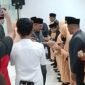 Jabat tangan dari Wali Kota Ternate usai prosesi pelantikan dan pengukuhan [dok : kasedata]
