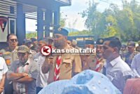 Bupati Halsel saat menyambut massa aksi warga tabangame [Doc : Ridal/Kasedata]