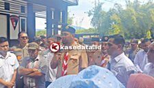 Bupati Halsel saat menyambut massa aksi warga tabangame [Doc : Ridal/Kasedata]