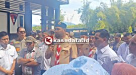 Bupati Halsel saat menyambut massa aksi warga tabangame [Doc : Ridal/Kasedata]