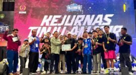 Ketua pertina Malut, Nasri Abubakar, saat menerima penghargaan salah satu kontingen yang tampil sebagai juara umum di Kejurnas Tinju Amatir 2025 [ Foto : istimewa]