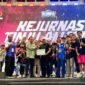 Ketua pertina Malut, Nasri Abubakar, saat menerima penghargaan salah satu kontingen yang tampil sebagai juara umum di Kejurnas Tinju Amatir 2025 [ Foto : istimewa]