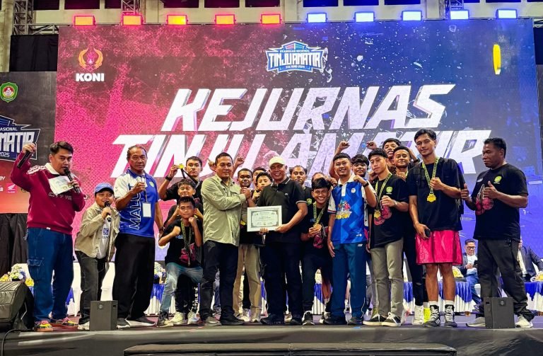 Ketua pertina Malut, Nasri Abubakar, saat menerima penghargaan salah satu kontingen yang tampil sebagai juara umum di Kejurnas Tinju Amatir 2025 [ Foto : istimewa]