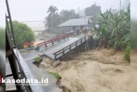 Jembatan utama di Sulabesi, Desa Bega, Kecamatan Sulabesi Tengah, terputus [Foto : karno/kasedata]