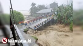 Jembatan utama di Sulabesi, Desa Bega, Kecamatan Sulabesi Tengah, terputus [Foto : karno/kasedata]