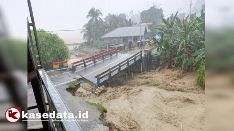 Jembatan utama di Sulabesi, Desa Bega, Kecamatan Sulabesi Tengah, terputus [Foto : karno/kasedata]