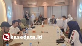 Pertemuan antara Tim Penulisan dari Pusat yang dipimpin oleh Prof. Susanto Zuhdi bersama timnya Dr Fatia dengan Tim Pendamping Daerah serta perwakilan Dinas Perpustakaan dan Kearsipan Kota Ternate [dok : kasedata]