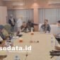 Pertemuan antara Tim Penulisan dari Pusat yang dipimpin oleh Prof. Susanto Zuhdi bersama timnya Dr Fatia dengan Tim Pendamping Daerah serta perwakilan Dinas Perpustakaan dan Kearsipan Kota Ternate [dok : kasedata]
