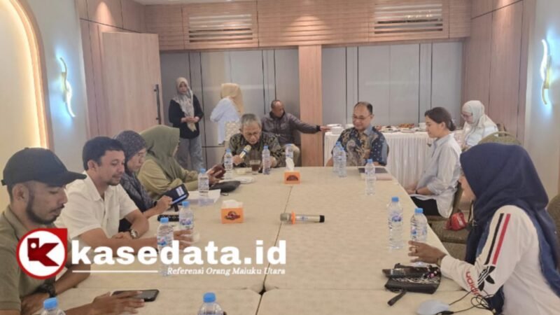 Pertemuan antara Tim Penulisan dari Pusat yang dipimpin oleh Prof. Susanto Zuhdi bersama timnya Dr Fatia dengan Tim Pendamping Daerah serta perwakilan Dinas Perpustakaan dan Kearsipan Kota Ternate [dok : kasedata]