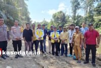 Peninjuan lokasi pembongkaran bantaran Sungai ake toniku oleh BWS Malut bersama aparat kepolisian, kepala desa, dan warga desa Tabadamai [dok : kasedata]