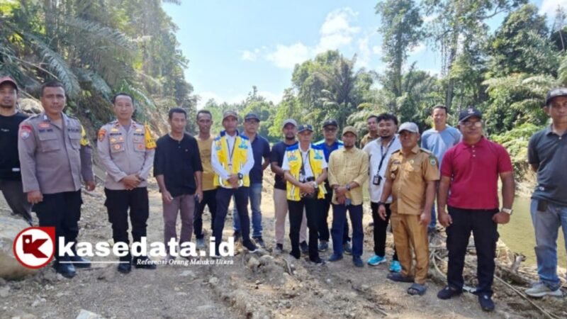 Peninjuan lokasi pembongkaran bantaran Sungai ake toniku oleh BWS Malut bersama aparat kepolisian, kepala desa, dan warga desa Tabadamai [dok : kasedata]