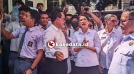 Gubernur Malut dalam kegiatan kunjungan ke SMA Negeri 10 Kota Ternate [Foto : sukarsi/kasedata]