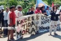 Aksi demonstrasi dari warga sebagai bentuk kemarahan terhadap kepala Desa Gita Raja [Foto : istimewa]