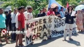 Aksi demonstrasi dari warga sebagai bentuk kemarahan terhadap kepala Desa Gita Raja [Foto : istimewa]