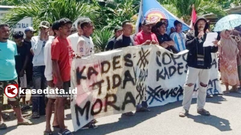 Aksi demonstrasi dari warga sebagai bentuk kemarahan terhadap kepala Desa Gita Raja [Foto : istimewa]