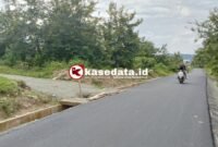 Salah satu ruas jalan yang dihotmix di Desa Kampung Makean [Foto: Ridal/Kasedata]