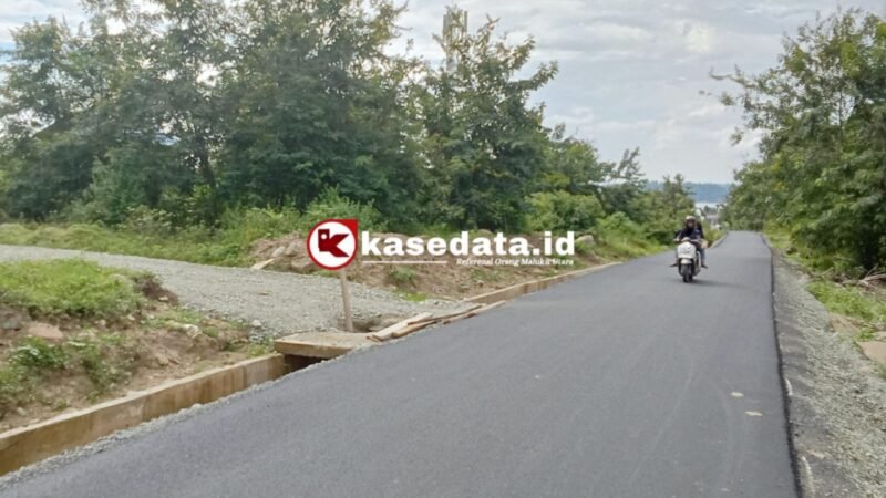 Salah satu ruas jalan yang dihotmix di Desa Kampung Makean [Foto: Ridal/Kasedata]