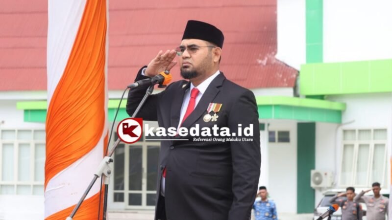 Bupati Halsel Hasan Ali Bassam Kasuba, saat bertindak sebagai Inspektur Upacara Hari Sumpah Pemuda 2025 [Dok : Ridal/Kasedata]