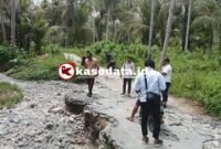 PUPR Halsel saat meninjau ruas jalan Wayaua-Tabangame. (doc: Ridal/Kasedata)
