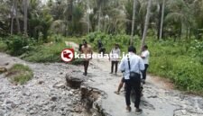 PUPR Halsel saat meninjau ruas jalan Wayaua-Tabangame. (doc: Ridal/Kasedata)