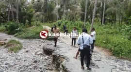 PUPR Halsel saat meninjau ruas jalan Wayaua-Tabangame. (doc: Ridal/Kasedata)