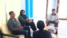 Kepala Bidang (Kabid) Pengawasan dan Pemeriksaan Dinas Koperasi dan UMKM Kota Ternate, Yudi Yanto Yusuf tampak berkonsultasi dengan pihak BLK. || dok : Istimewa