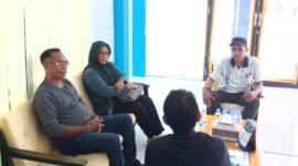 Kepala Bidang (Kabid) Pengawasan dan Pemeriksaan Dinas Koperasi dan UMKM Kota Ternate, Yudi Yanto Yusuf tampak berkonsultasi dengan pihak BLK. || dok : Istimewa