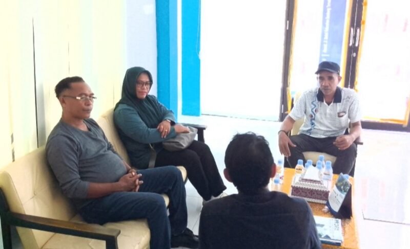 Kepala Bidang (Kabid) Pengawasan dan Pemeriksaan Dinas Koperasi dan UMKM Kota Ternate, Yudi Yanto Yusuf tampak berkonsultasi dengan pihak BLK. || dok : Istimewa