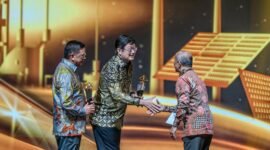 Direktur Utama Harita Nickel Roy Arman Arfandy bersama Komisaris Utama Harita Nickel Donald J Hermanus menerima Penghargaan Subroto 2025 dari Kementerian Energi dan Sumber Daya Mineral, diwakili oleh Kepala Badan Geologi, Dr.Ir.Muhammad Wafid A.N.,M.Sc pada Jumat 24 Oktober 2025 malam di Jakarta. (Istimewa)
