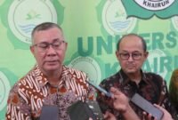 Staf Ahli Gubernur Bidang Ekonomi, Fachruddin Tukuboya, saat diwawancarai [Foto : sukarsi/kasedata]