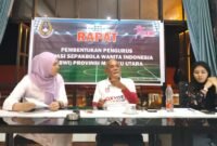 Maurice Tuguis (tengah) saat memimpin rapat pembentukan pengurus ASBWI Provinsi Maluku Utara [Foto : cim/kasedata]