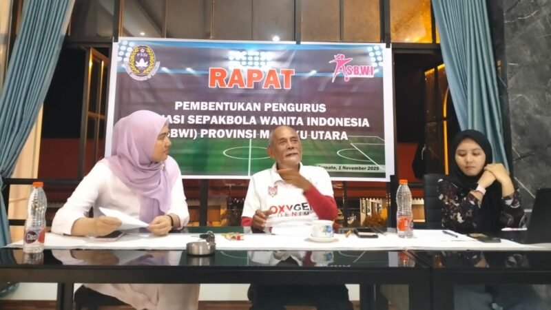 Maurice Tuguis (tengah) saat memimpin rapat pembentukan pengurus ASBWI Provinsi Maluku Utara [Foto : cim/kasedata]