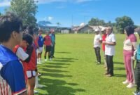 Ketua ASBWI Malut Anggitha Ramadini bersama Maurice Tuguis saat memantau latihan tim sepak bola wanita di Lapangan Sango Ternate