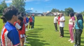Ketua ASBWI Malut Anggitha Ramadini bersama Maurice Tuguis saat memantau latihan tim sepak bola wanita di Lapangan Sango Ternate
