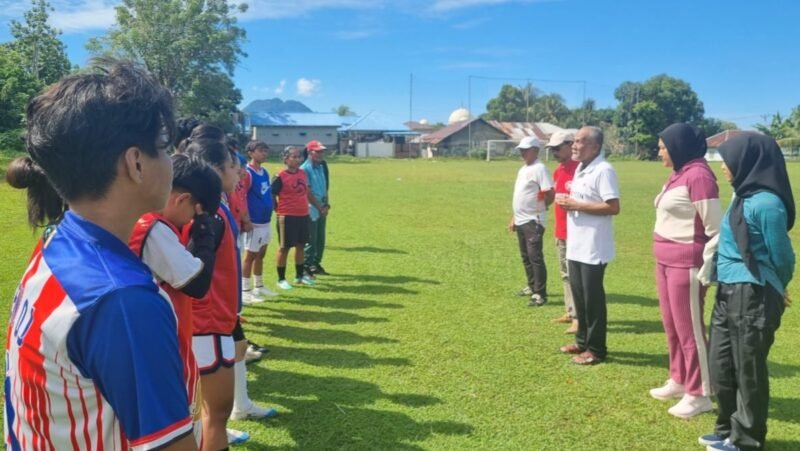 Ketua ASBWI Malut Anggitha Ramadini bersama Maurice Tuguis saat memantau latihan tim sepak bola wanita di Lapangan Sango Ternate
